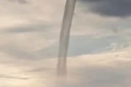 Kinh hoàng hiện tượng xoáy nước dựng đứng như ống hút giữa hồ lớn