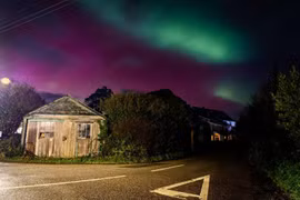 Bắc cực quang tuyệt đẹp bùng nổ trên bầu trời nước Anh