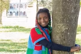 Ôm thân cây suốt 72 giờ để lập kỷ lục Guinness thế giới