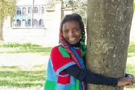 Ôm thân cây suốt 72 giờ để lập kỷ lục Guinness thế giới