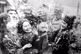 Ảnh hiếm hé lộ phong tục thần bí của người Ainu thờ gấu thiêng