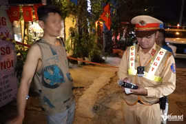 Tài xế vi phạm nồng độ cồn trong lúc tay đang cắm kim truyền dịch 