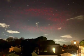Độc lạ quầng sáng đỏ bí ẩn giống UFO xuất hiện ở Italy