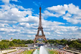 Vì sao tháp Eiffel cao thêm tới 15 cm vào mùa Hè?