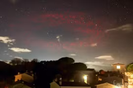 Bí ẩn quầng sáng đỏ kỳ lạ giống UFO xuất hiện ở Italy