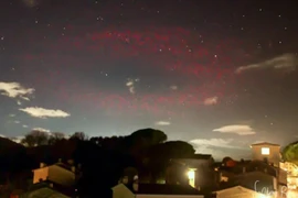 Bí ẩn quầng sáng đỏ kỳ lạ giống UFO xuất hiện ở Italy