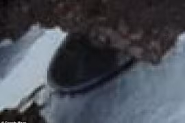 Google Maps phát hiện vật thể nghi UFO dưới vách đá ở Nam Cực