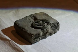 Phát hiện thánh giá 1.000 tuổi hình Chúa Jesus tại Đức