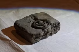 Phát hiện thánh giá 1.000 tuổi hình Chúa Jesus tại Đức