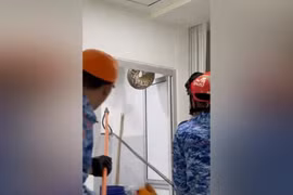 Phát hoảng thấy 'quái thú' khổng lồ cuộn mình trong nhà tắm