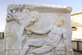 Mở nắp quan tài La Mã 1.800 tuổi, hé lộ cảnh tượng khó tin