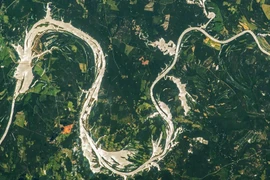 'Rồng vàng' khổng lồ đẹp mê nhìn từ không gian