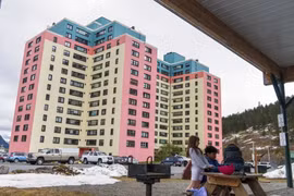 Thị trấn nổi tiếng nước Mỹ, toàn bộ cư dân sống trong chung cư