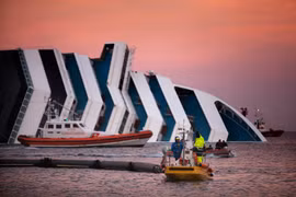 Giải mã vụ lật tàu du lịch hạng sang gần bờ biển Italy