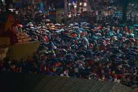 Người dân đội mưa chờ xem Tổng duyệt diễu binh, diễu hành