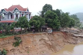 Cận cảnh sông Lô sạt lở, nhiều nhà dân chênh vênh sát mép sông