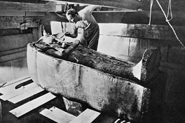 Bậc thang bí ẩn lộ ra dưới cát, mở đường tới lăng mộ pharaoh