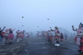 Độc đáo hội xuân của người Mông ẩn hiện giữa tầng mây