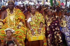 Lạ lùng bộ tộc dát vàng toàn thân, giàu có bậc nhất châu Phi