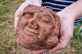 Đầu đá Trung cổ xuất hiện kỳ lạ trên đảo, ẩn giấu điều gì?