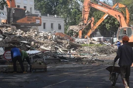 Cận cảnh phá dỡ công trình phía Đông hồ Hoàn Kiếm