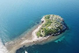 Mực nước biển rút xuống bất thường để lộ 'báu vật' 3.500 tuổi