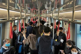 Giá xăng tăng cao, người Hà Nội chuyển sang đi tàu điện, xe buýt