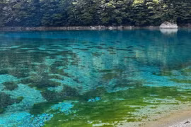 Điều thú vị về hồ nước trong xanh nhất thế giới