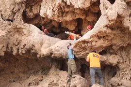 Khó giải dòng chữ bí ẩn trong hang động gần Biển Chết