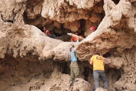 Khó giải dòng chữ bí ẩn trong hang động gần Biển Chết