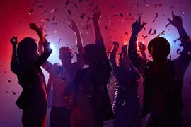 Vì sao không đi ăn uống quá đông người?