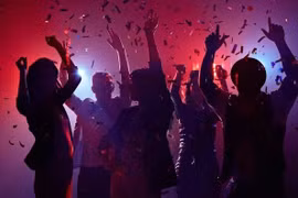 Vì sao không đi ăn uống quá đông người?