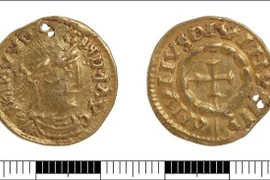 Người dò tìm kim loại phát hiện đồng tiền vàng cổ quý hiếm ở Anh