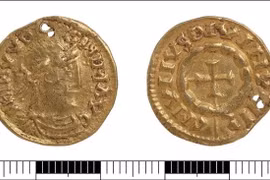 Người dò tìm kim loại phát hiện đồng tiền vàng cổ quý hiếm ở Anh