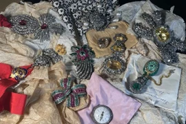 Mở vali cất trong két sắt ngân hàng hơn 100 năm, bất ngờ kho báu bên trong