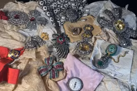 Mở vali cất trong két sắt ngân hàng hơn 100 năm, bất ngờ kho báu bên trong