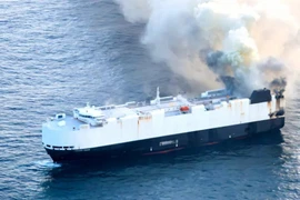 Kinh hoàng siêu tàu 3.000 ô tô hóa "biển lửa" giữa biển khơi