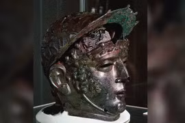Mũ đồng 'mặt nạ' quý hiếm của đế chế La Mã cổ đại