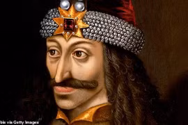 Chữ khắc cổ hé lộ manh mối mộ thật của Bá tước Dracula 