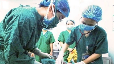 Cứu hai mẹ con sản phụ mắc lao phổi kháng thuốc nặng