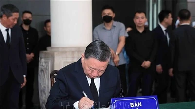 Dòng ghi sổ tang viếng nguyên Chủ tịch nước Trần Đức Lương