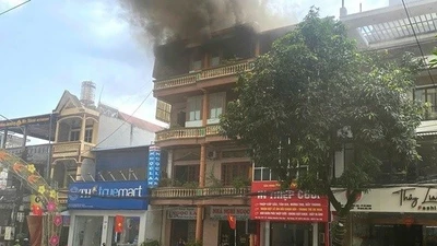 Cháy nhà nghỉ ở Tuyên Quang, cột khói bốc cao cả chục mét