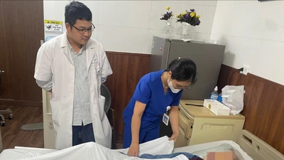 Cụ bà 80 tuổi ở Hà Nội suýt mất bàn chân vì vết xước nhỏ