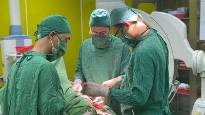 Di chuyển xương gân cơ qua cánh tay điều trị trật khớp vai tái diễn