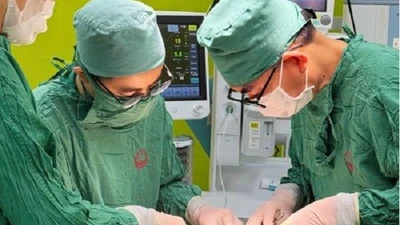 Sưng vùng cổ, thanh niên 17 tuổi phát hiện nang cổ bẩm sinh 