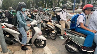 Thót tim cảnh xe máy leo lên lề đường tránh ùn tắc