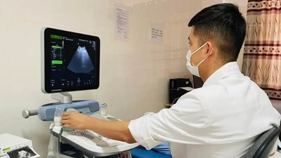 Suy thận cấp, sốc nhiễm khuẩn nguy kịch sau tán sỏi