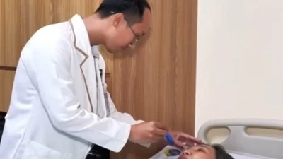 Phát hiện u tuyến yên khi khám mờ mắt, đau đầu