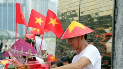 Nhộn nhịp bán phụ kiện xem diễu binh, diễu hành ở Hà Nội