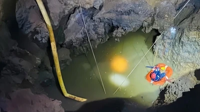 Giây phút tìm nạn nhân nghi rơi "hố tử thần" ở Bắc Kạn